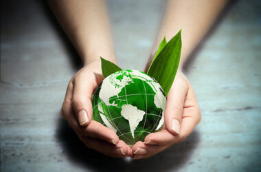 Engenheiro ambiental é importante par a planeta que é segurado com as duas mãos
