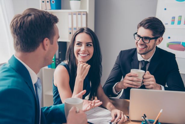 Colegas de trabalho conversando
