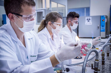 Faculdade de Biomedicina da Unoeste está entre as melhores do país. Na foto, três alunos fazendo aula prática no laboratório.
