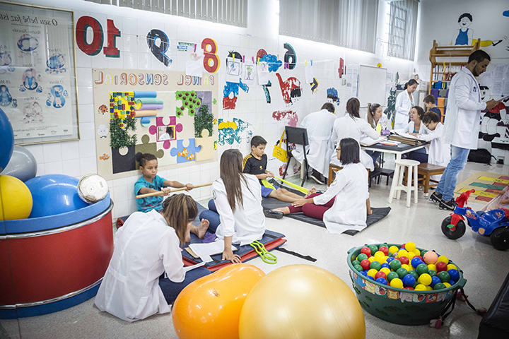 Faculdade de Fisioterapia da Unoeste com crianças sendo atendidas por alunos