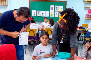 Dois educadores em sla de aula e uma jovem garota