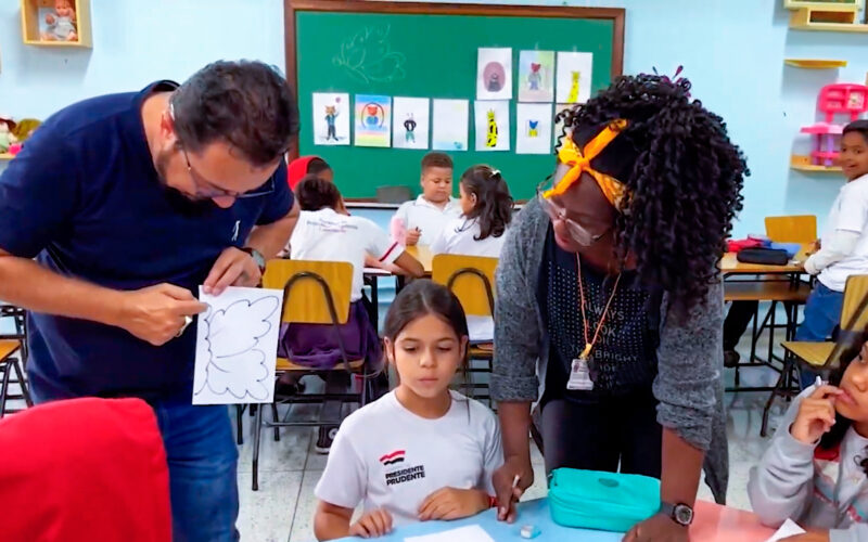 Dois educadores em sla de aula e uma jovem garota