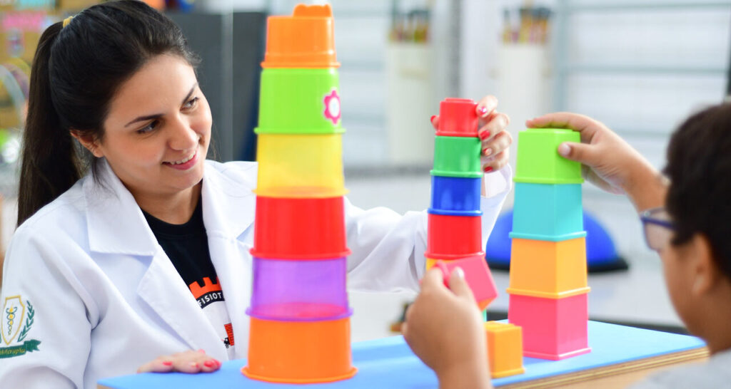 Estudante de Fisioterapia da Unoeste realiza atendimento na clínica-escola, desenvolvendo habilidades práticas durante o estágio supervisionado na área de pediatria.