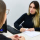 Advogada em atendimento presencial com cliente, representando a atuação profissional no mercado jurídico e a valorização da carreira na advocacia.