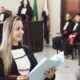 Formanda de Direito sorrindo durante cerimônia de colação de grau.