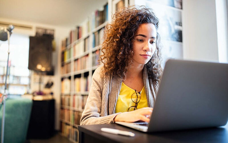 Concursos para Direito com mulher estudando em frente ao notebook