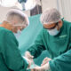 Alunos da Faculdade de Medicina participando de experiência prática em laboratório da Unoeste.