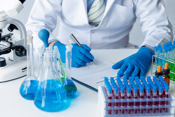 O que faz um biomédico? Quanto ganha, oportunidades e mais