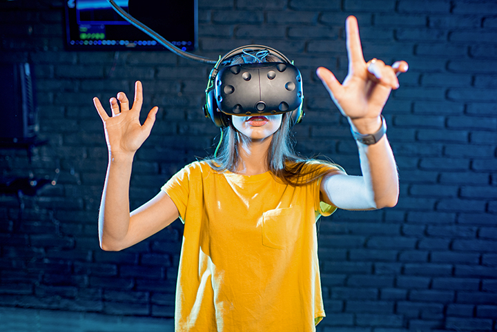Os jogos na educação podem ser ferramentas poderosas no processo de ensino-aprendizagem. Na foto, uma adolescente utilizando a realidade virtual.