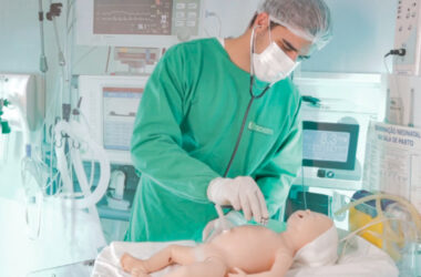 Aluno de Medicina da Unoeste utiliza um boneco ultrarrealista em laboratório de simulação para treinar procedimentos clínicos, demonstrando o uso de tecnologia na saúde na formação dos futuros profissionais.