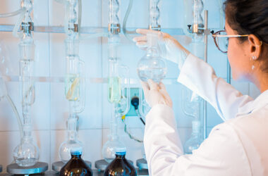 O que a química estuda com estudante em laboratório