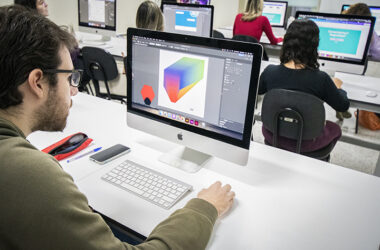 Quanto tempo dura o curso de Design Gráfico da Unoeste com alunos no laboratório de informática!