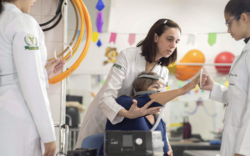 Equipe médica da Unoeste realizando teste respiratório em paciente com CPAP.