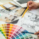 Saiba tudo o que faz um designer de interiores. Na foto, aparecem as mãos de dois jovens definindo cores para um projeto de designer de interior.