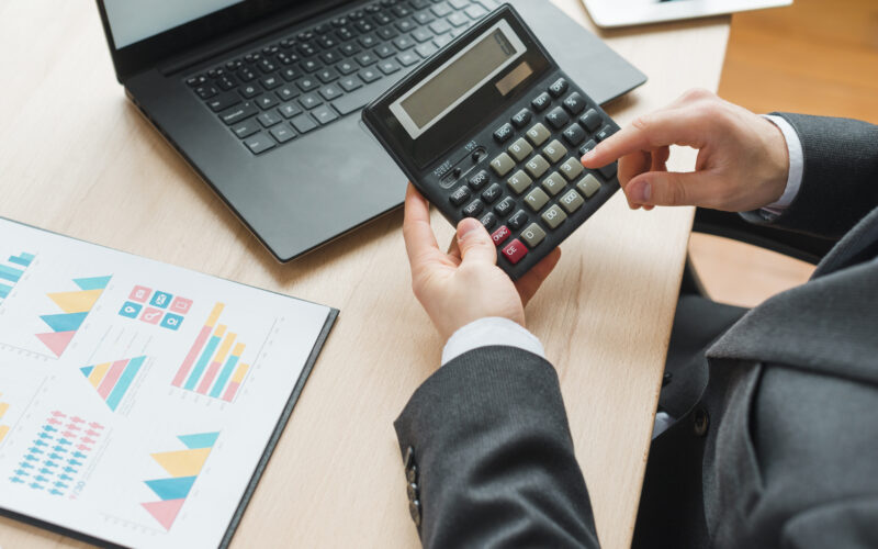 Homem de usando calculadora