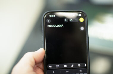 Pessoa segura um celular com a palavra “Psicologia” digitada na tela de um aplicativo de anotações.