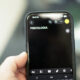 Pessoa segura um celular com a palavra “Psicologia” digitada na tela de um aplicativo de anotações.