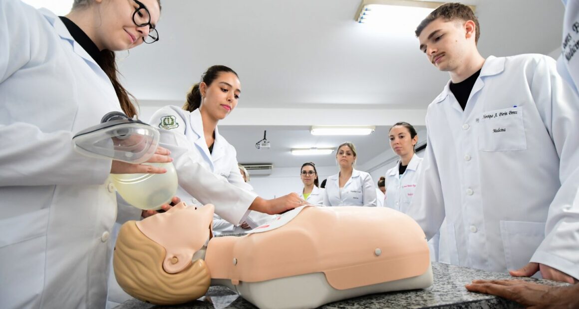Estudantes de medicina fazendo estudos em laboratório.