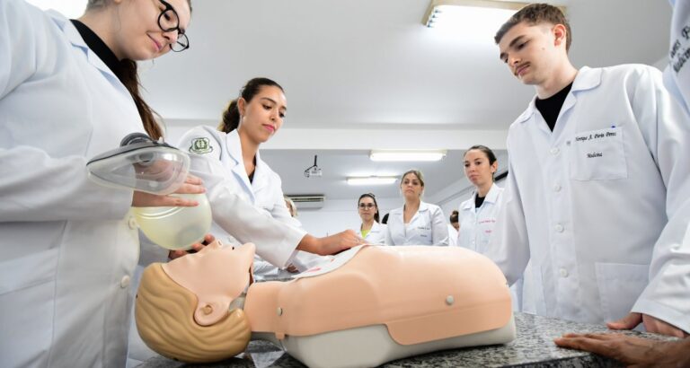 Estudantes de medicina fazendo estudos em laboratório.