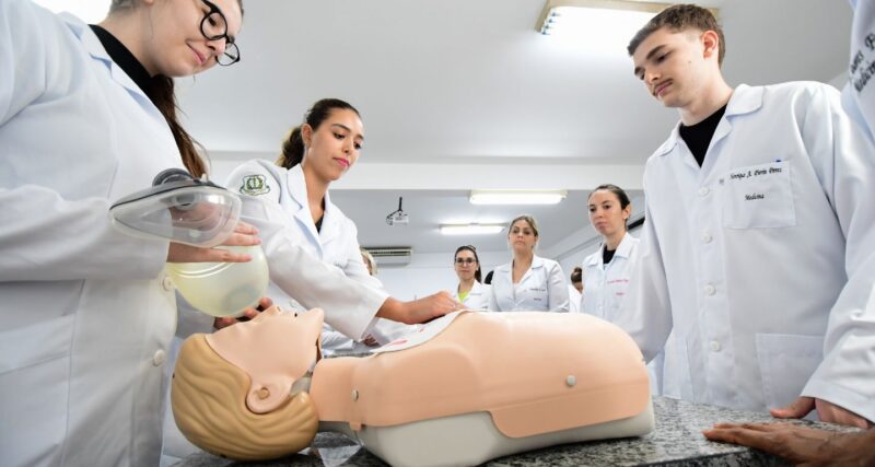 Estudantes de medicina fazendo estudos em laboratório.