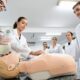 Estudantes de medicina fazendo estudos em laboratório.