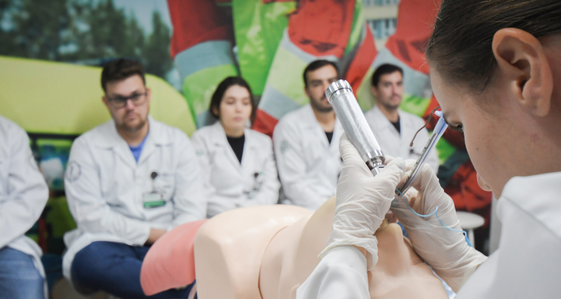 Alunos do curso de medicina realizando entubação em manequim.