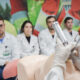Alunos do curso de medicina realizando entubação em manequim.