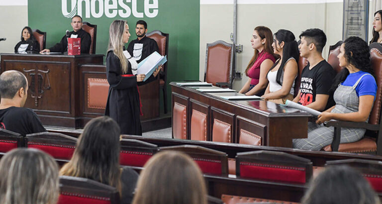 Aluna do curso de Direito fazendo apresentação no Tribunal do Júri da Universidade