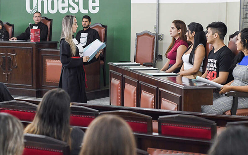 Aluna do curso de Direito fazendo apresentação no Tribunal do Júri da Universidade