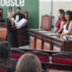Aluna do curso de Direito fazendo apresentação no Tribunal do Júri da Universidade