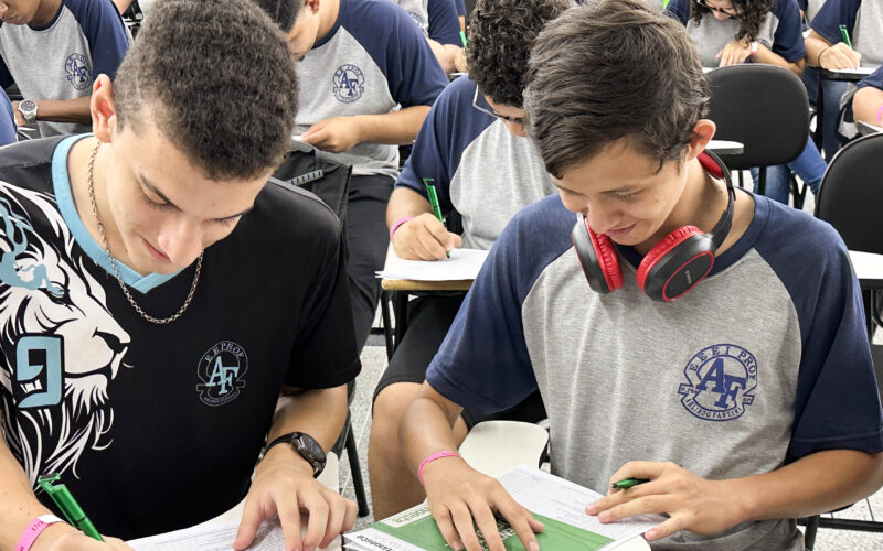 Estudantes participando de orientação profissional em ação da Unoeste.