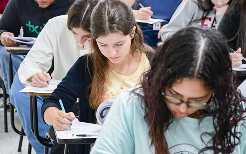 Jovens que estudaram para vestibulares durante a realização do processo seletivo.