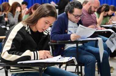 Candidatos realizam prova do vestibular da Unoeste em sala de aula, concentrados na leitura e resolução das questões.