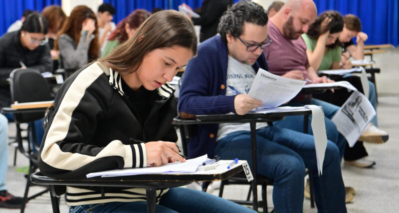 Candidatos realizam prova do vestibular da Unoeste em sala de aula, concentrados na leitura e resolução das questões.