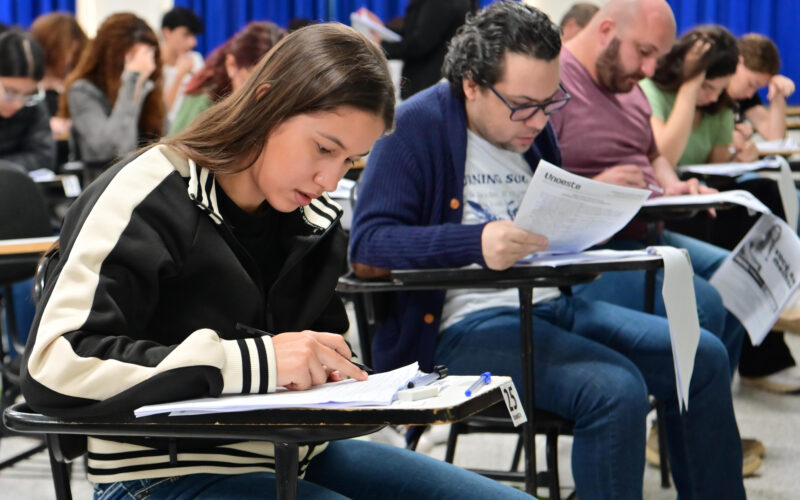 Candidatos realizam prova do vestibular da Unoeste em sala de aula, concentrados na leitura e resolução das questões.
