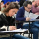 Candidatos realizam prova do vestibular da Unoeste em sala de aula, concentrados na leitura e resolução das questões.