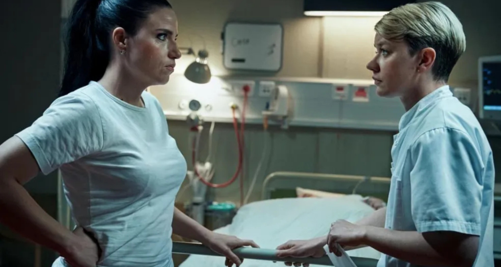 Imagem da série 'Enfermeira', mostrando a protagonista ao lado de outra enfermeira em um ambiente hospitalar.