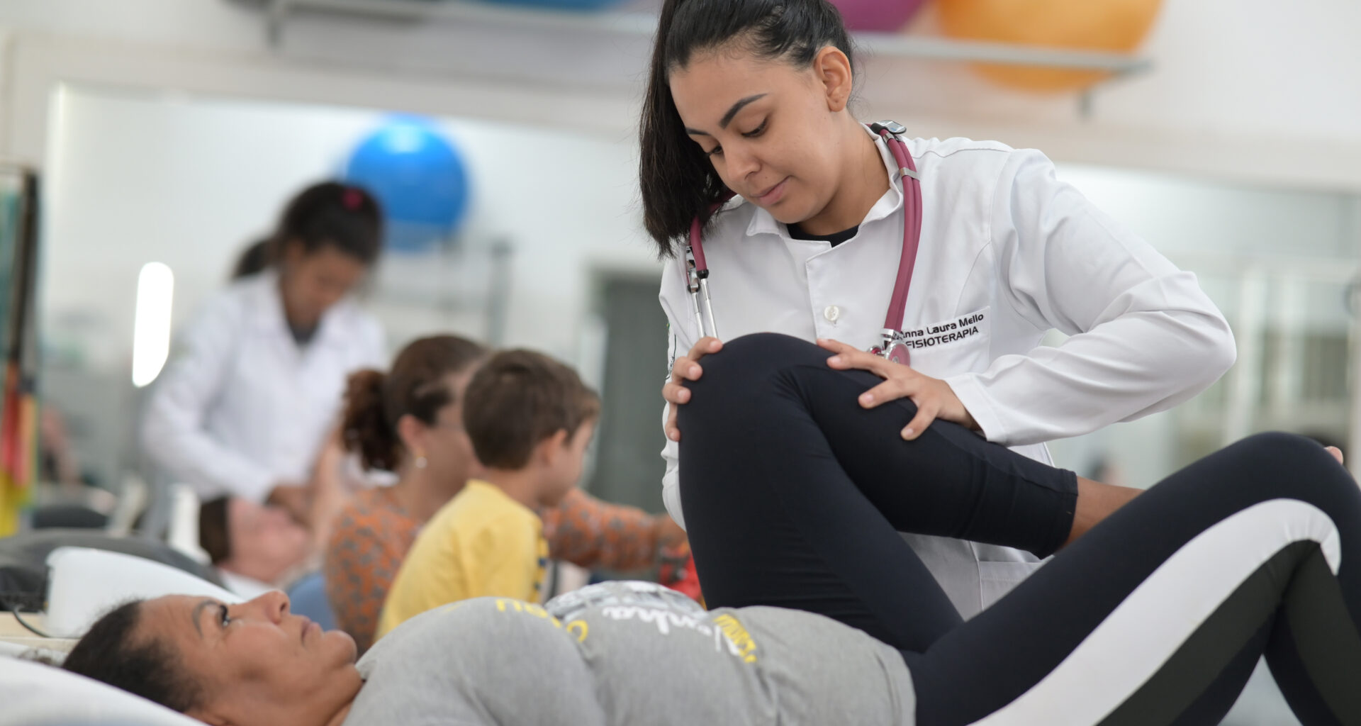 Estudante de Fisioterapia da Unoeste realizando atendimento de reabilitação em paciente durante atividade prática supervisionada.