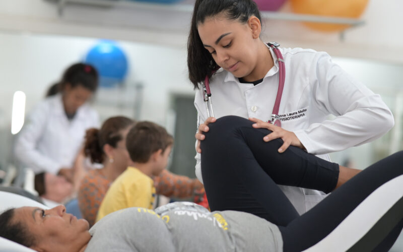 Estudante de Fisioterapia da Unoeste realizando atendimento de reabilitação em paciente durante atividade prática supervisionada.