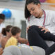 Estudante de Fisioterapia da Unoeste realizando atendimento de reabilitação em paciente durante atividade prática supervisionada.