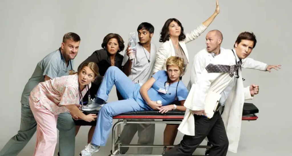 Imagem da série 'Nurse Jackie', apresentando a protagonista Jackie Peyton em uma maca hospitalar e os demais personagens.