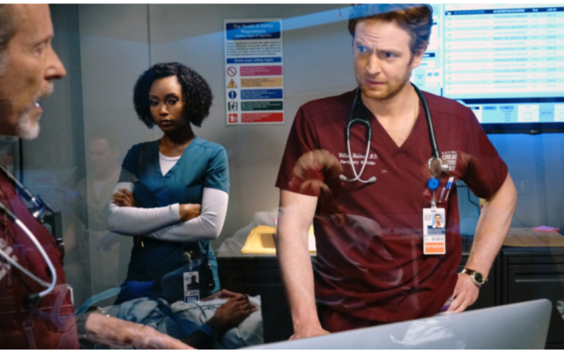 Enfermeiros de jaleco em hospital da série Chicago Med.