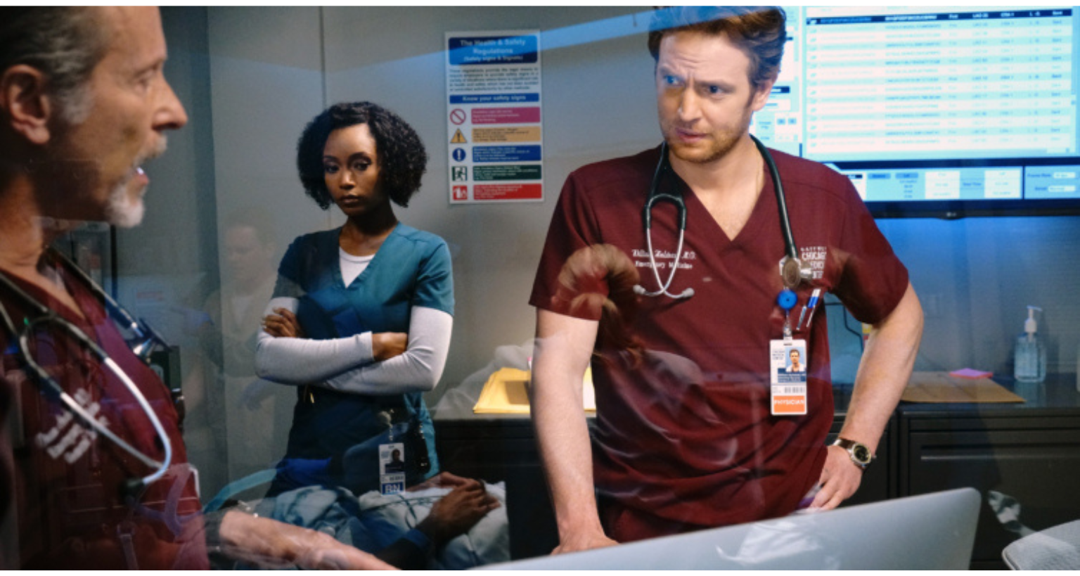 Enfermeiros de jaleco em hospital da série Chicago Med.