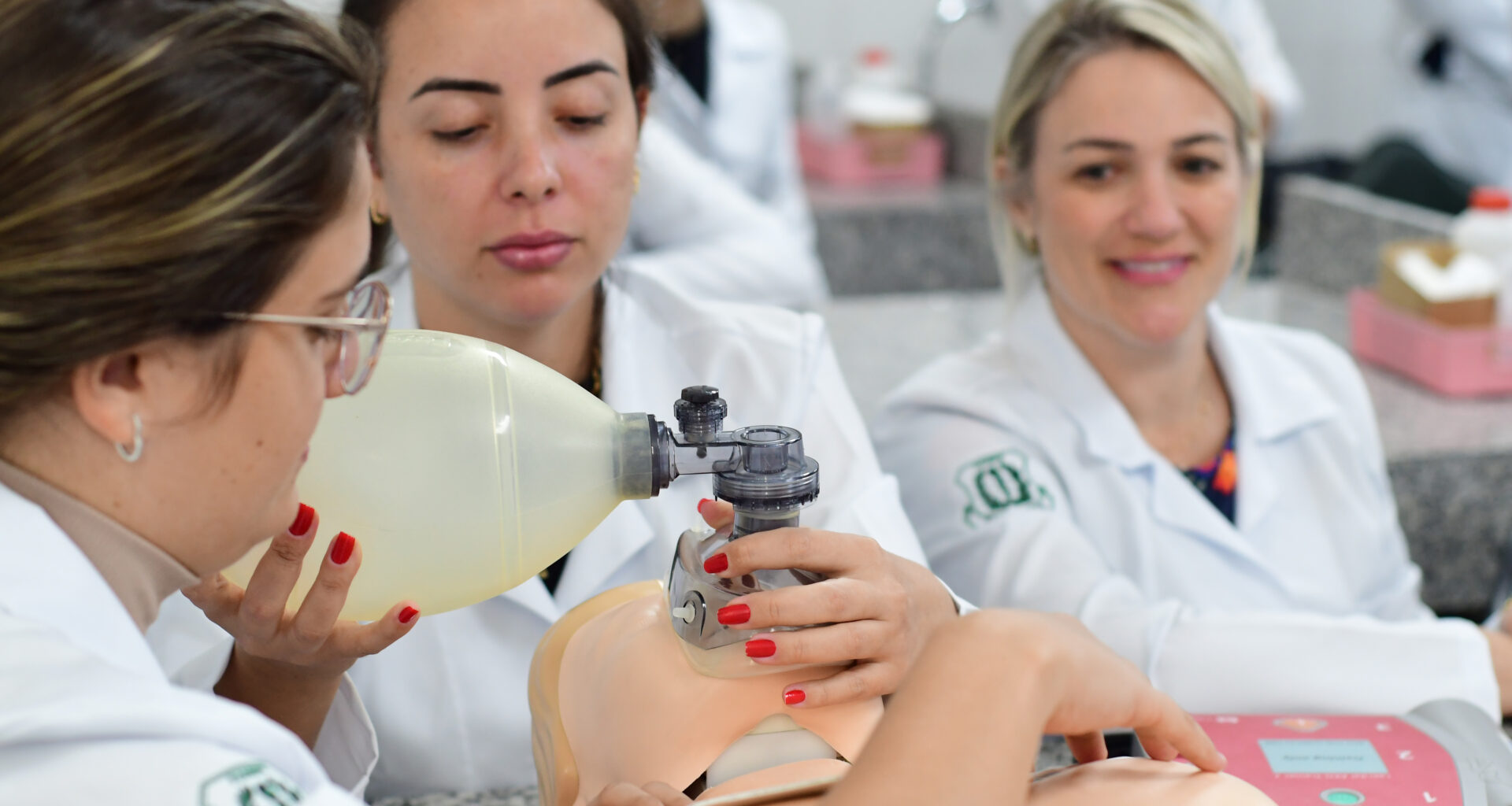 Estudantes de medicina realizando procedimentos de intubação em manequim de simulação médica.
