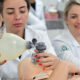 Estudantes de medicina realizando procedimentos de intubação em manequim de simulação médica.