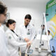 Estudantes de Medicina da Unoeste em aula prática, utilizando equipamentos modernos. A imagem destaca a infraestrutura de qualidade e o aprendizado na área da saúde.