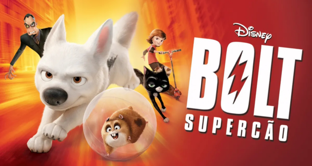 Bolt, um cachorro branco, corre para a frente com uma expressão determinada. Atrás dele, Penny, em um skate, e Mittens, uma gata preta, o seguem. Rhino, o hamster, está seguro dentro de uma bola transparente. O fundo é um borrão laranja e amarelo, sugerindo movimento e ação. O título "BOLT SUPERCÃO" domina a imagem, com um raio estilizado substituindo o "T". O logotipo da Disney aparece discretamente no canto superior direito.