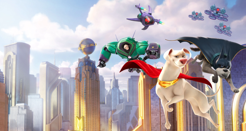 A imagem mostra Krypto, o Supercão, voando sobre uma cidade com uma capa vermelha. Atrás dele, Ace, o Batcão, voa com uma capa preta. Lex Luthor em um traje mecânico verde e roxo também está voando, assim como Mercy Graves em uma nave roxa e três drones roxos. Os edifícios da cidade são altos e dourados. O céu está azul claro com algumas nuvens brancas.