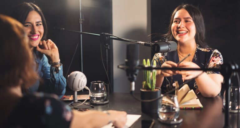 Mulheres em estúdio para gravação de podcast de Medicina.