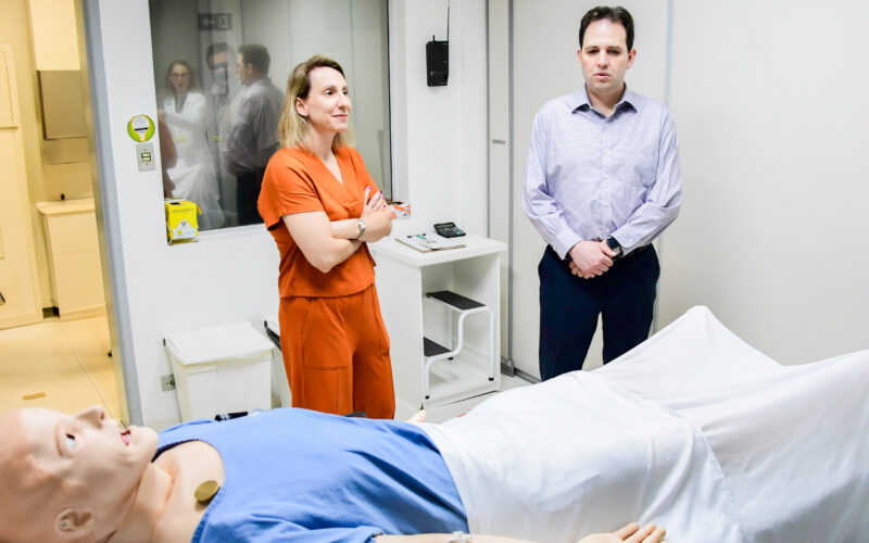 Avaliadores do Saeme durante visita técnica à Faculdade de Medicina da Unoeste, observando um dos laboratórios com manequim de paciente utilizado no ensino prático.